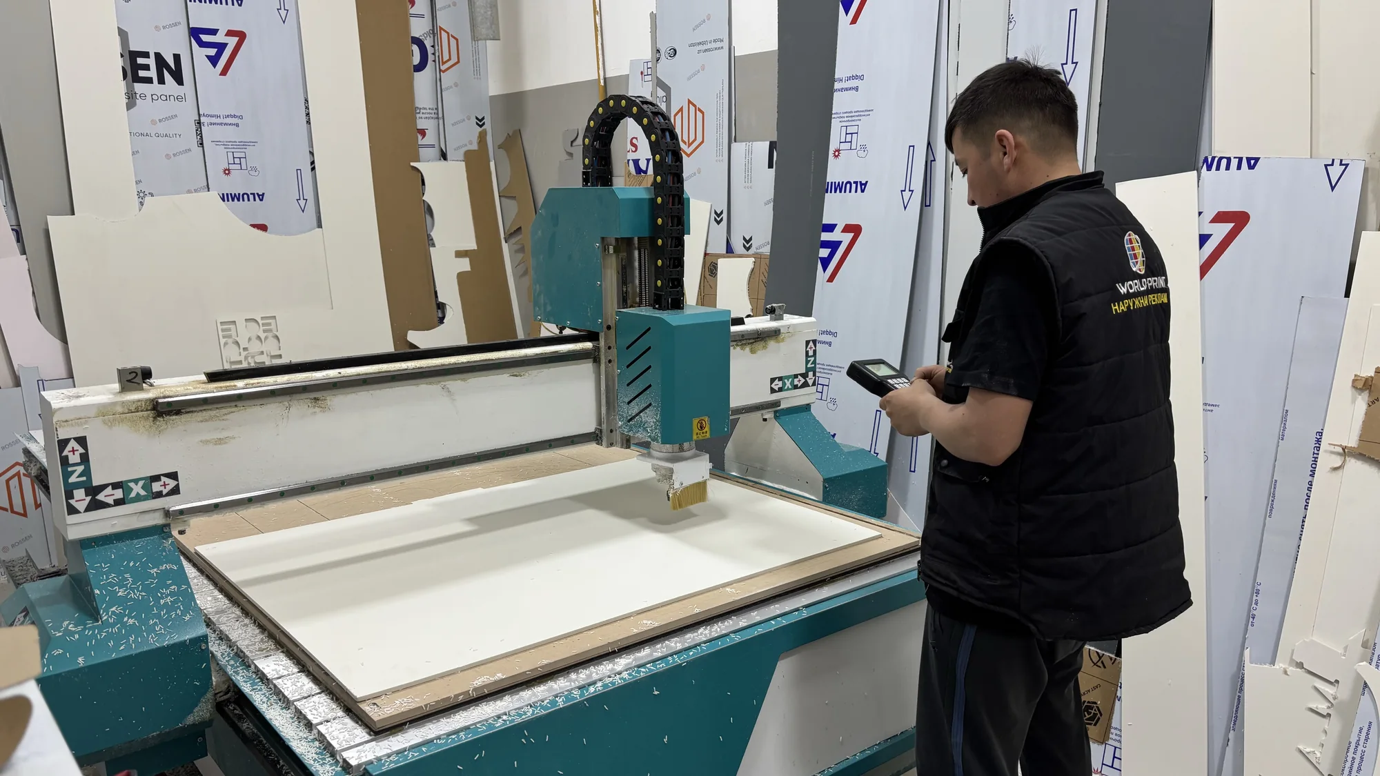 Станок CNC ROUTER 1325 для фрезерной резки на производстве World Print