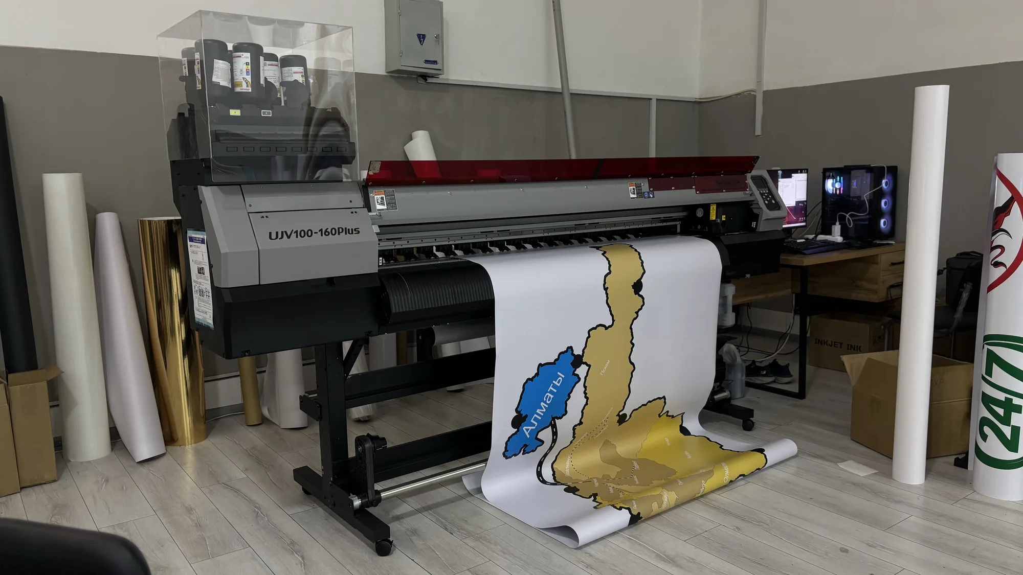 World Print ishlab chiqarish sexidagi Mimaki UJV100-160Plus UV printeri