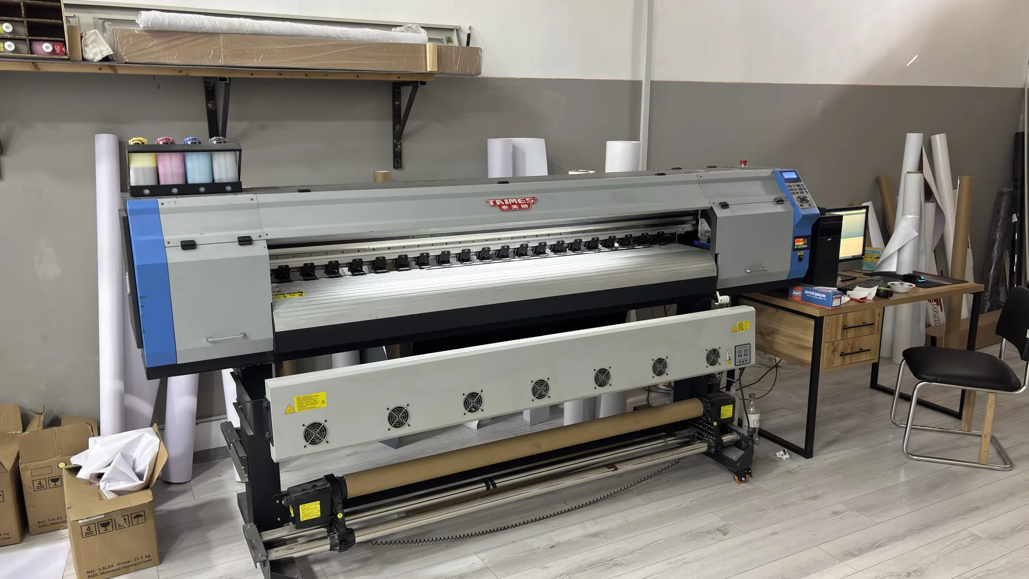 Эко-сольвентный принтер TAIMES T1802 на производстве World Print