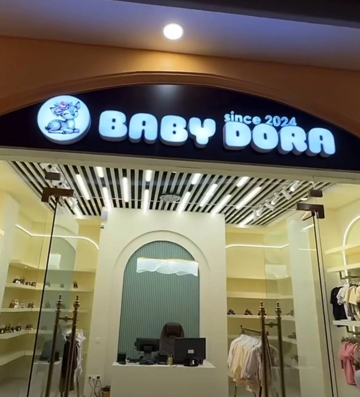 Baby Dora do‘koni yoritiladigan peshlavhasi