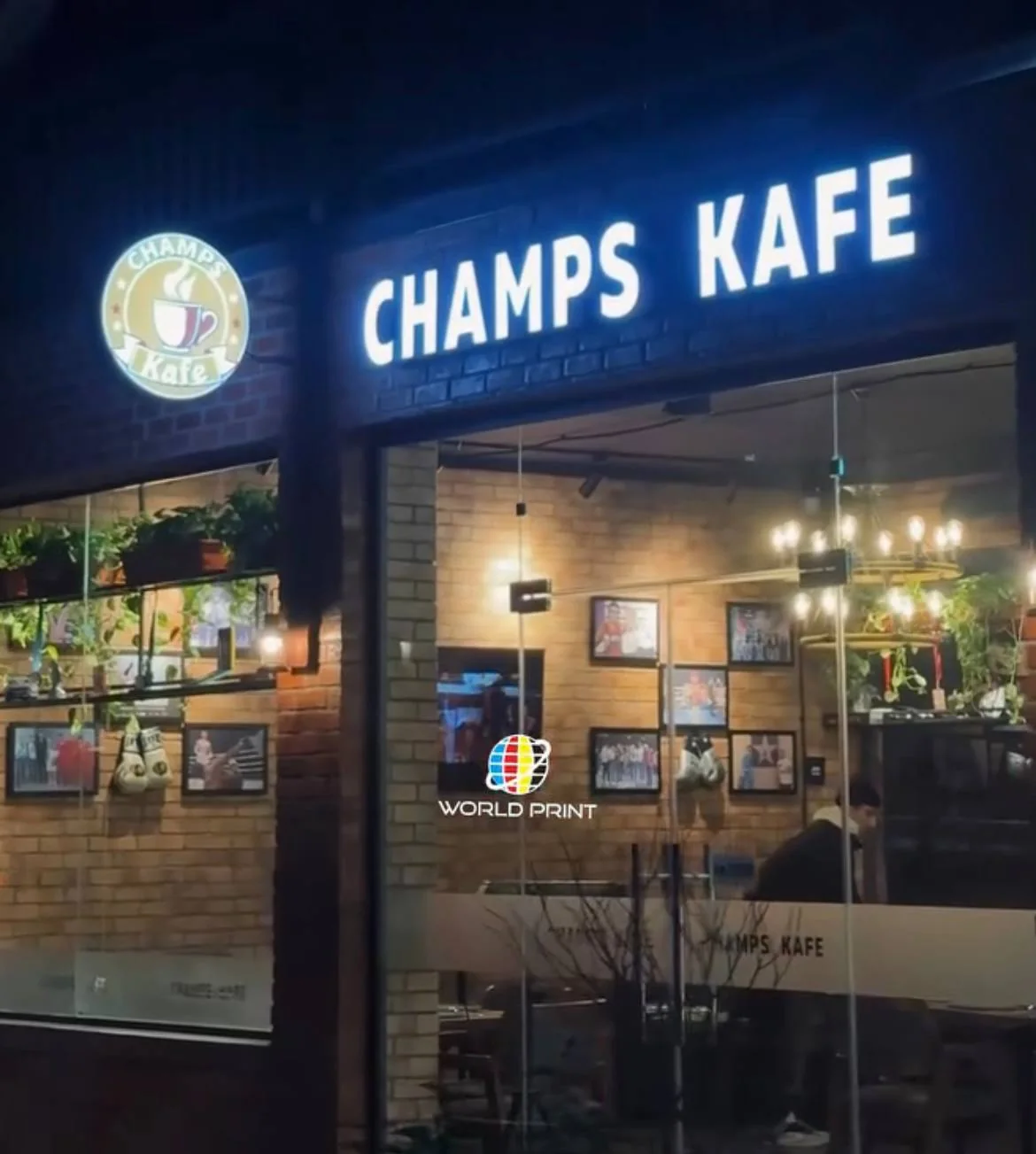 Champs Kafe fasad peshlavhasi