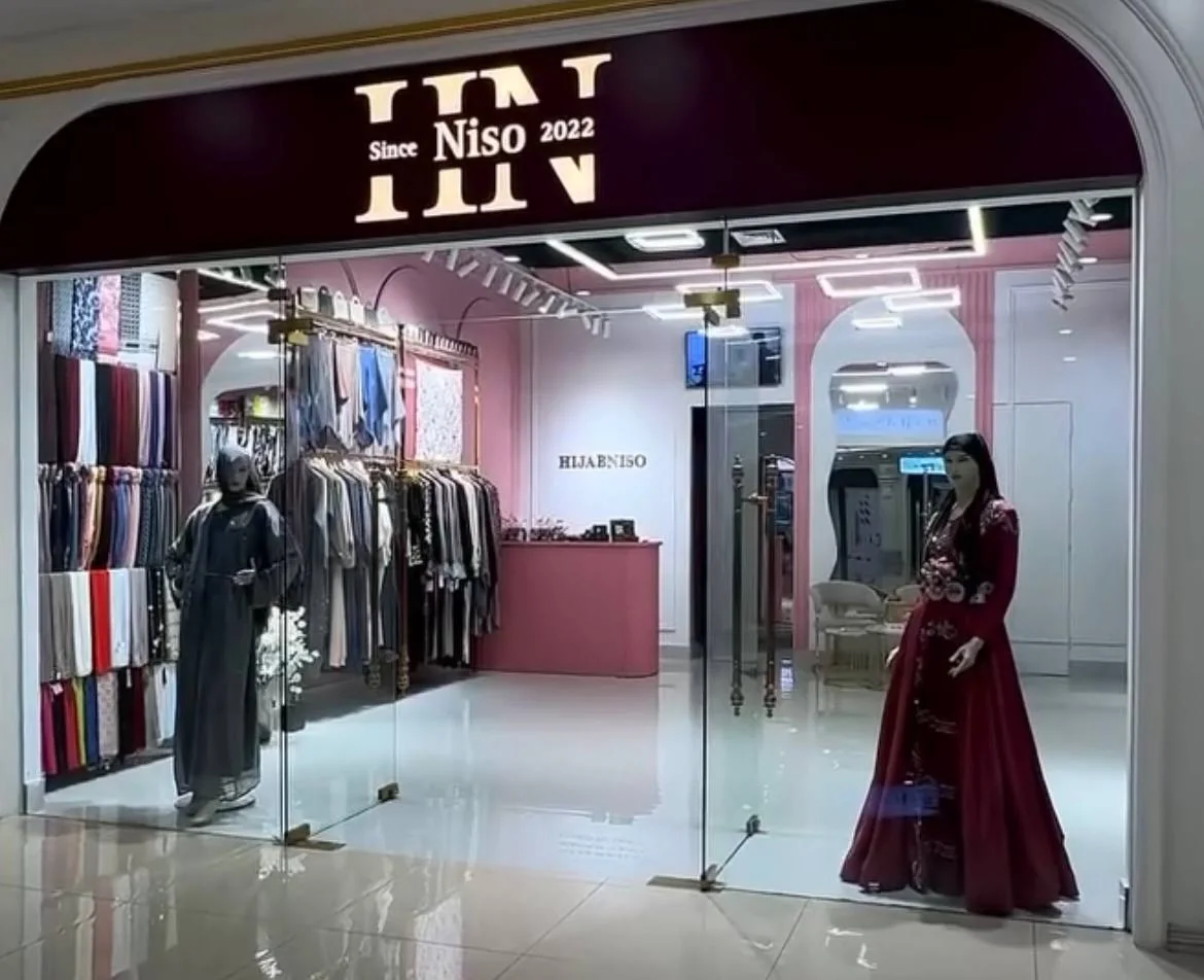 Hijab Niso do‘koni interyer peshlavhasi