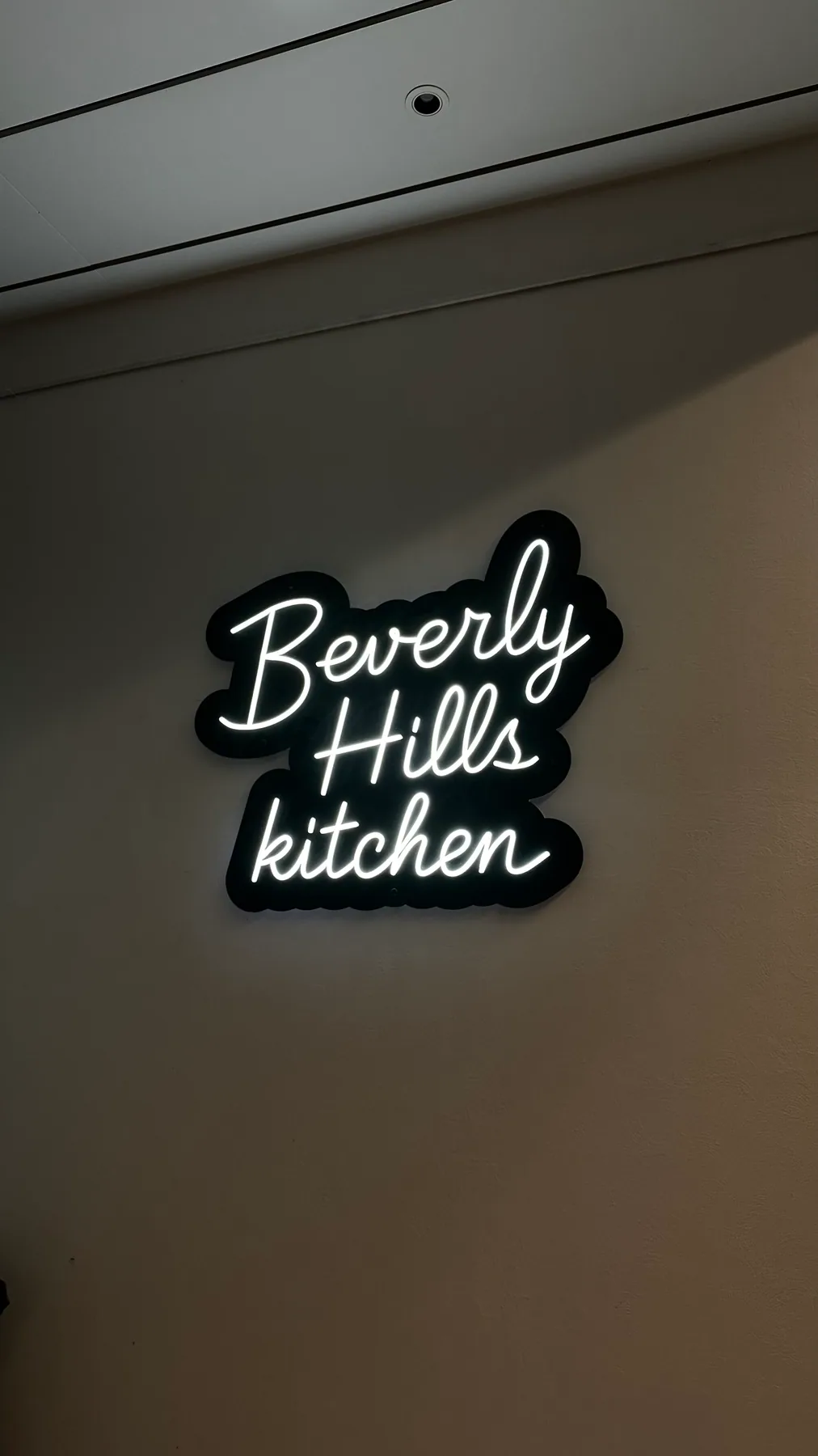 Beverly Hills Kitchen neon peshlavhasi