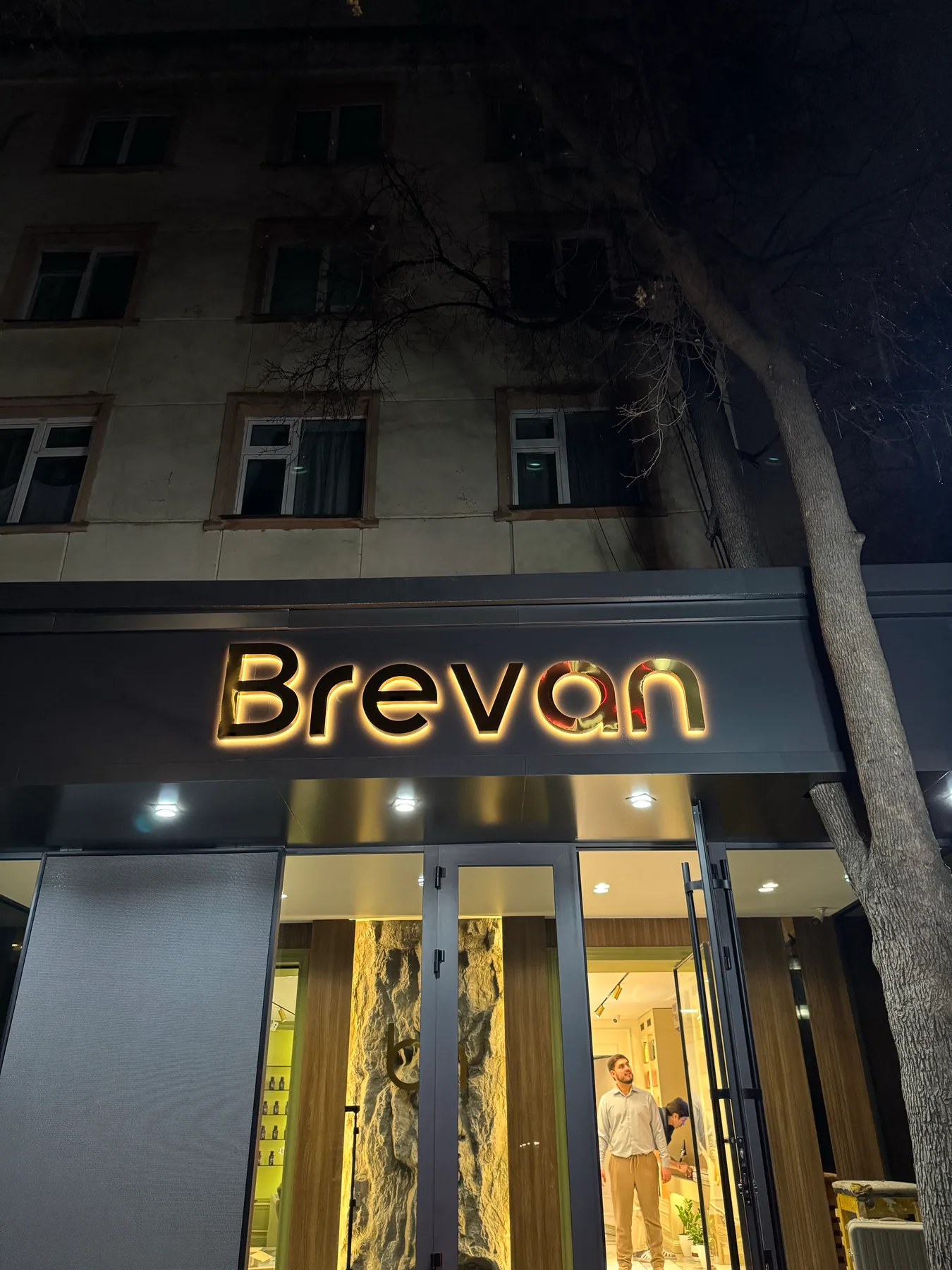 Brevan yoritiladigan fasad harflari