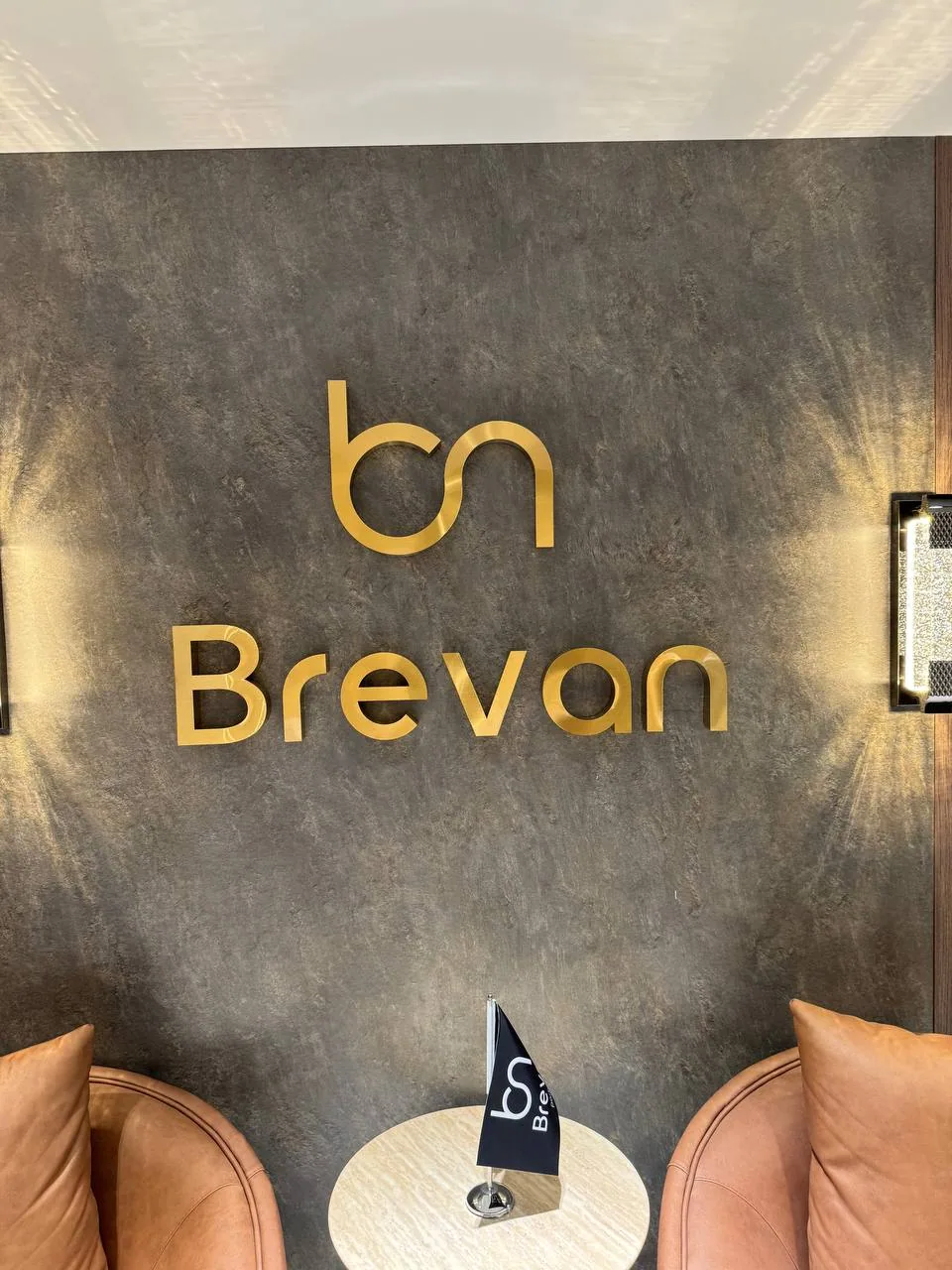 Brevan oltin interyer harflari