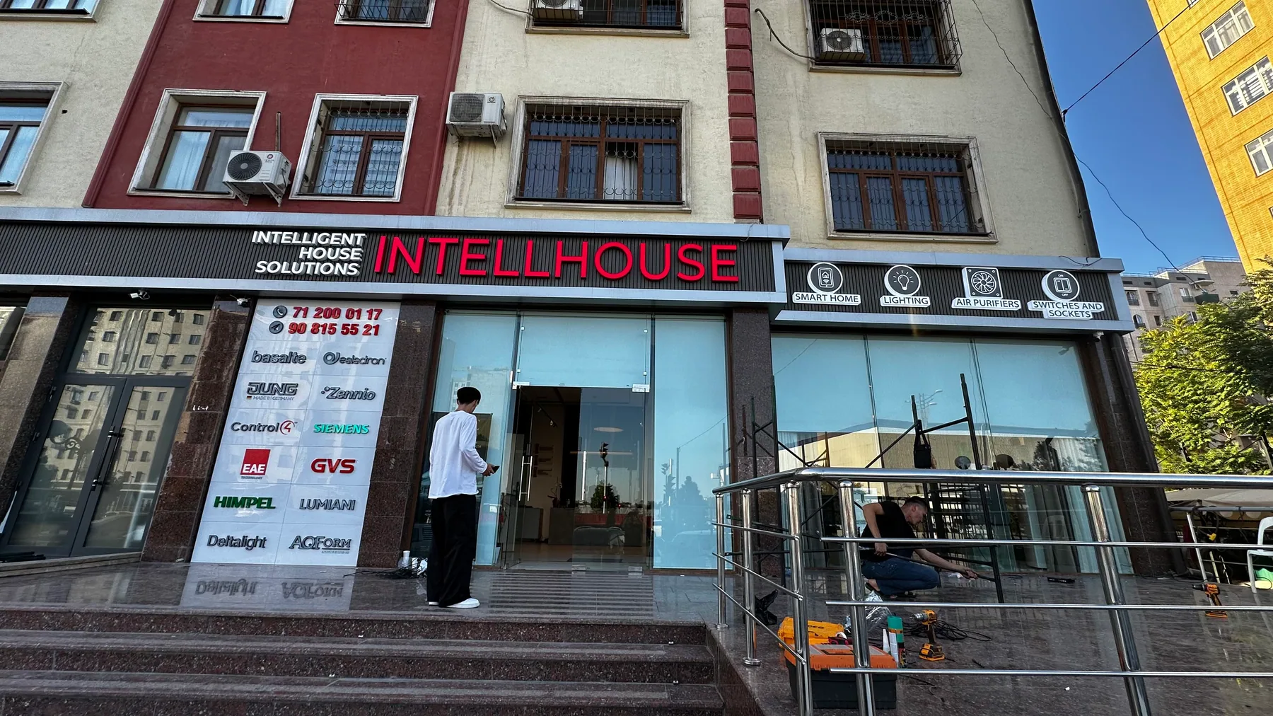 IntellHouse kompleks fasad peshlavhasi