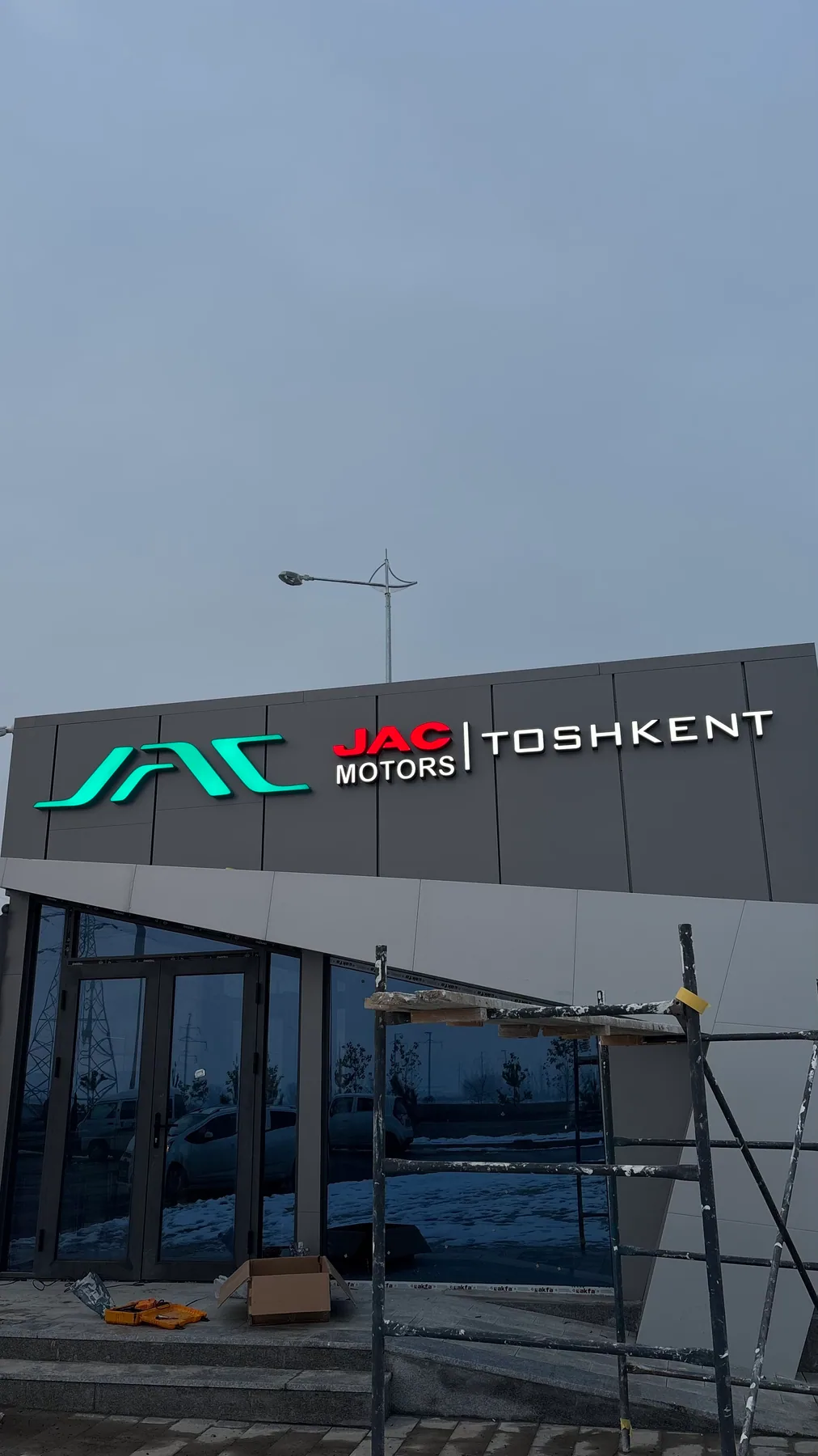 JAC Motors Tashkent yoritiladigan harflari