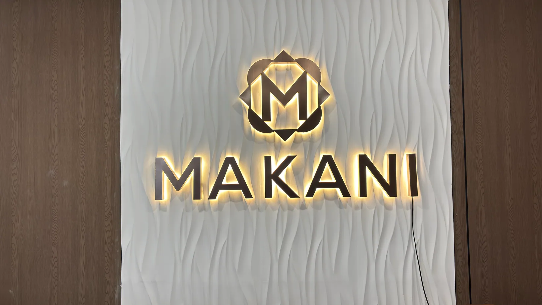 Makani interyer logotipi va harflari