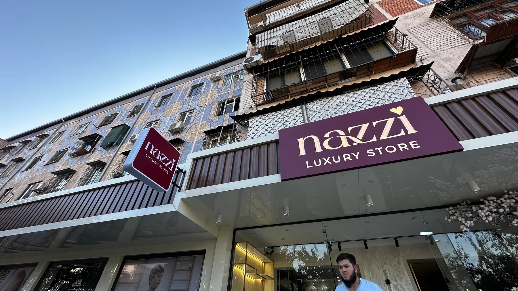 Nazzi Luxury Store fasadini kompleks bezash