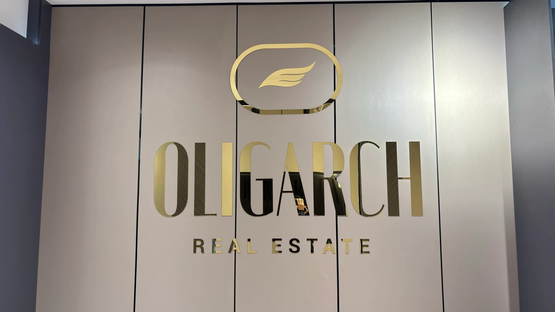 Oligarch Real Estate oltin harflari