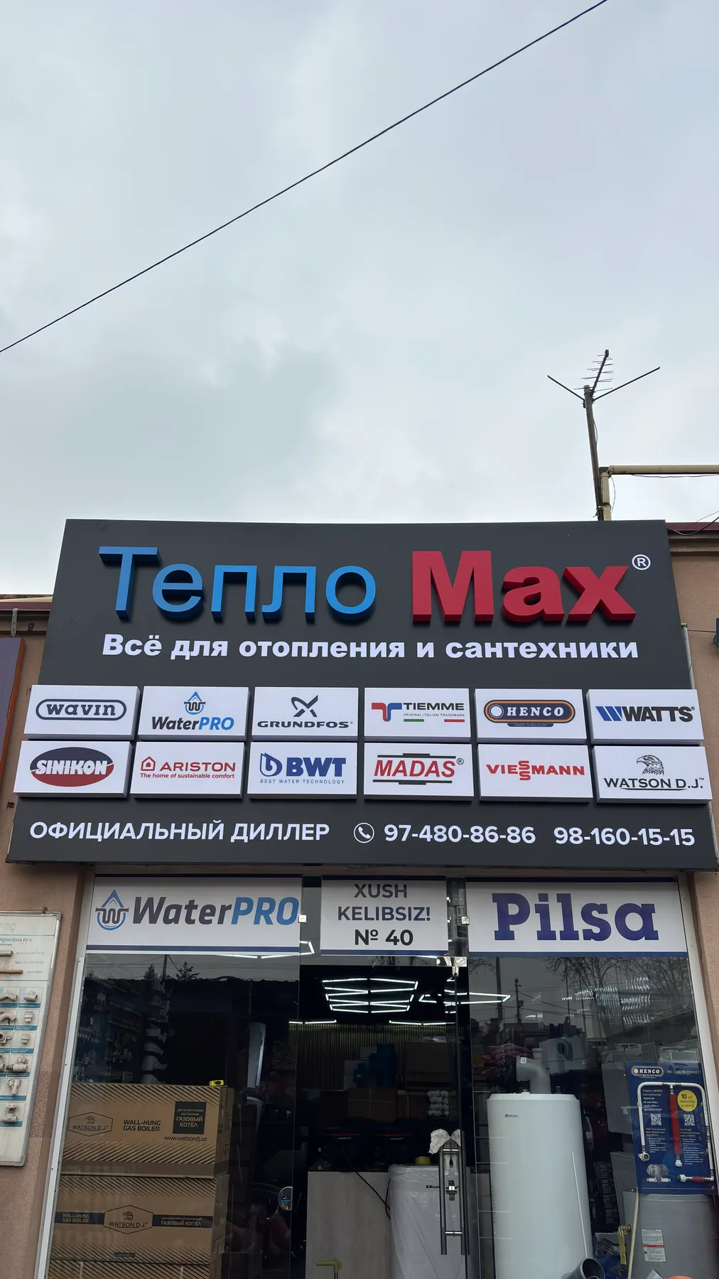 Teplo Max katta fasad peshlavhasi
