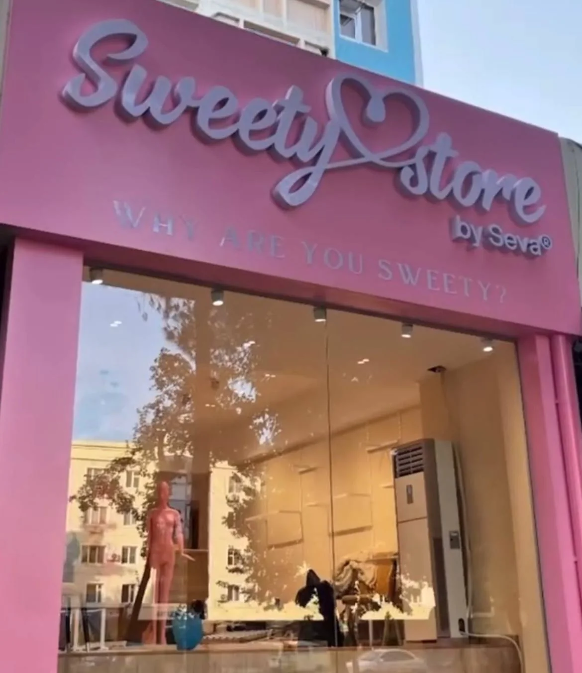 Sweet Store fasadini bezash